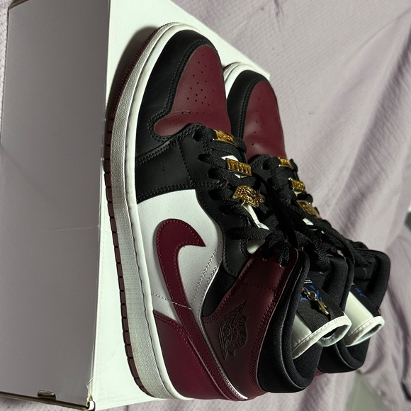 Women’s Air Jordan 1 Mid SE - Picture 4 of 13